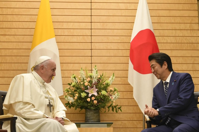 Con Shinzo Abe, dignidad humana