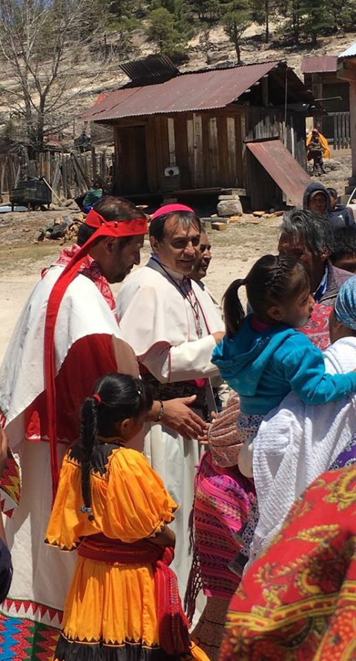 Obispo y Vicario General de Tarahumara visitan comunidad / Foto Héctor Martínez