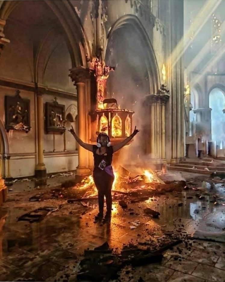 Feminista celebra quema de inmueble religioso
