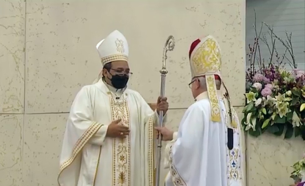El cardenal Robles entrega báculo y sede al obispo Espinoza 