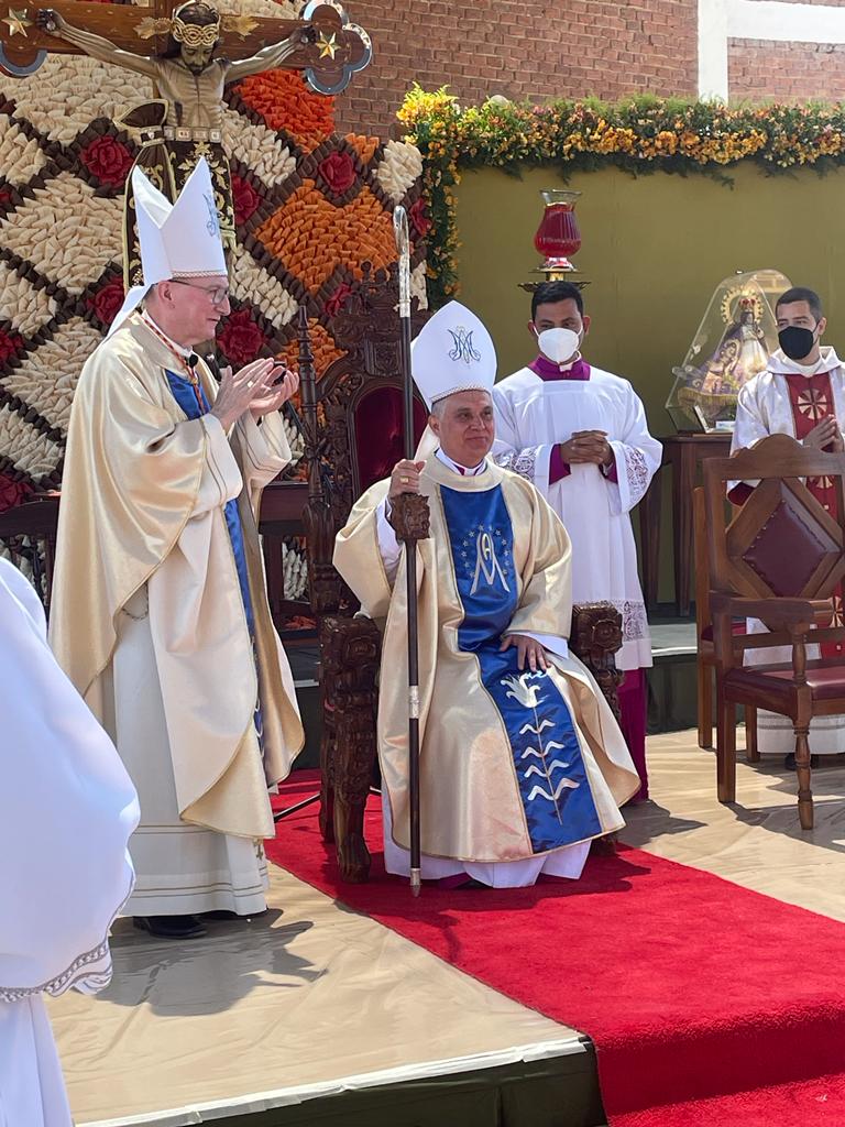 Nuncio Herrera recibe signos episcopales